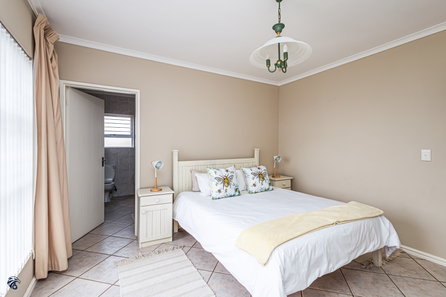 6 Bedroom Property for Sale in Middedorp Western Cape